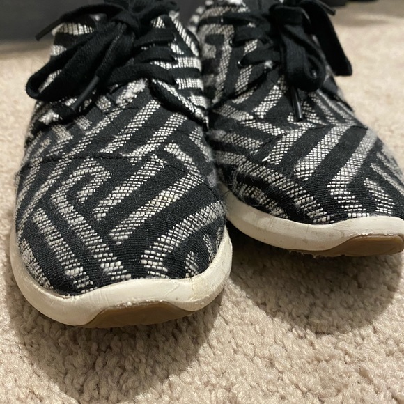 TOMS women’s striped sneakers size 7! - Picture 8 of 11